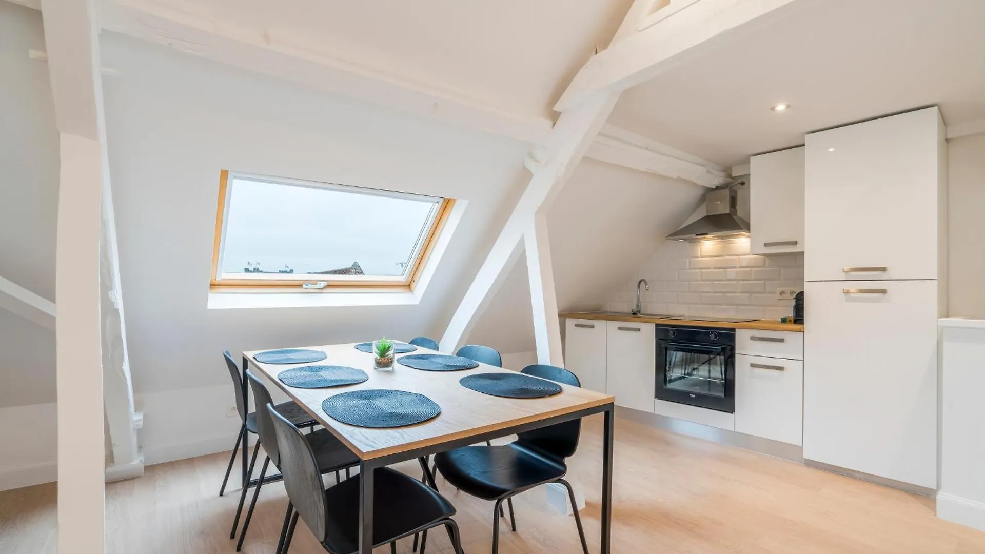 Prime Ghent Location, Stylish Duplex, 5Pax Apartment